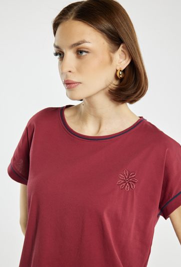 T-shirt z haftowanym kwiatkiem