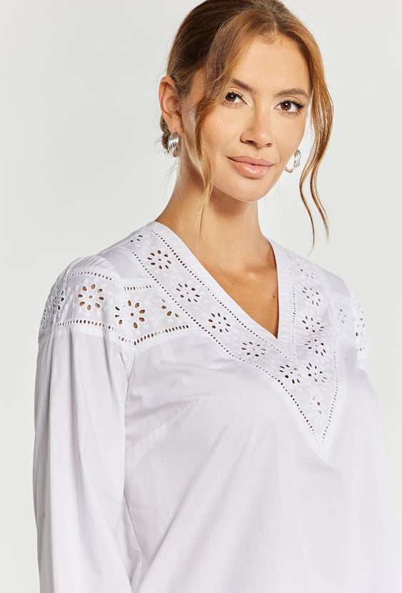 Bluzka damska z delikatnym haftem