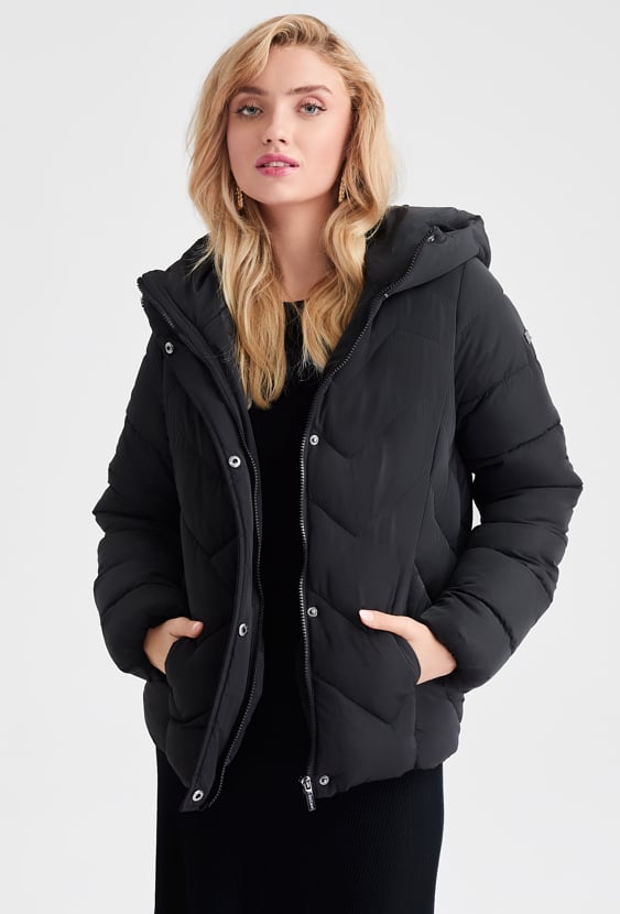 Krótka pikowana kurtka z kapturem