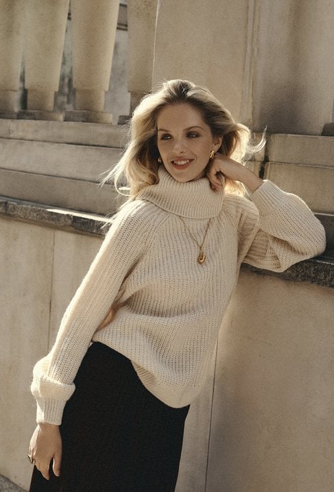 Beżowy golf o luźnym fasonie