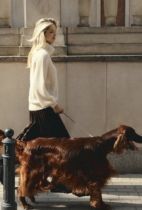 Beżowy golf o luźnym fasonie