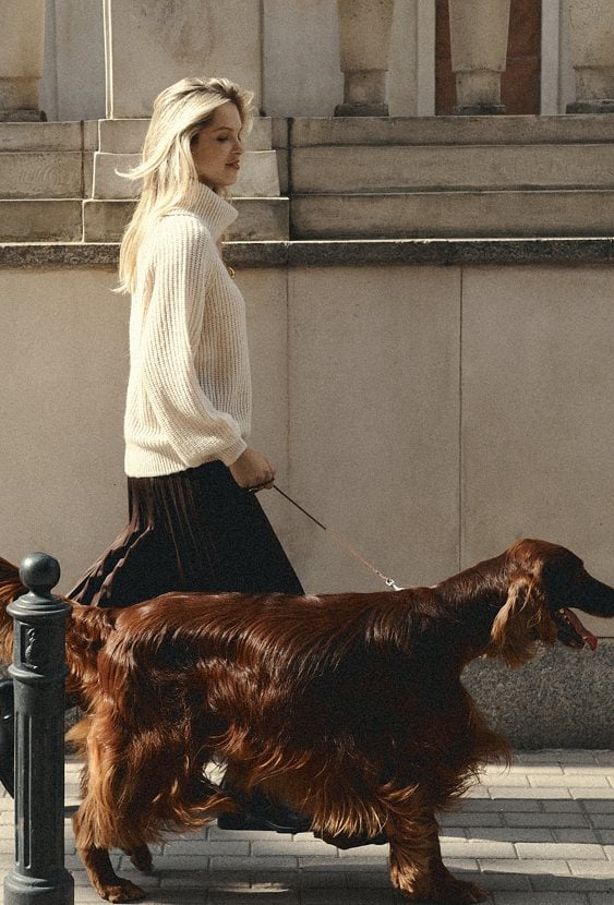 Beżowy golf o luźnym fasonie