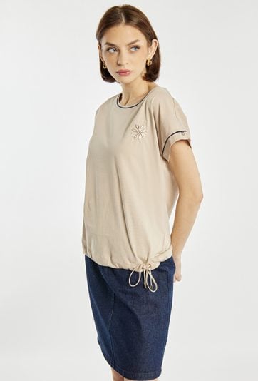 T-shirt z haftowanym kwiatkiem