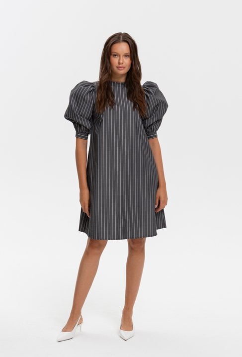 Szara sukienka w białe prążki