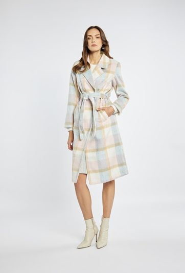 Płaszcz w pastelowej kolorystyce