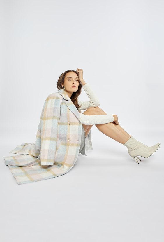 Płaszcz w pastelowej kolorystyce