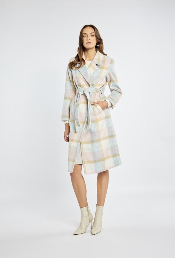 Płaszcz w pastelowej kolorystyce