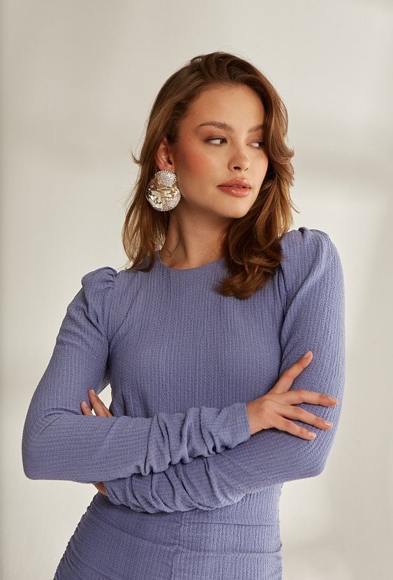 Dopasowana sukienka z marszczeniem