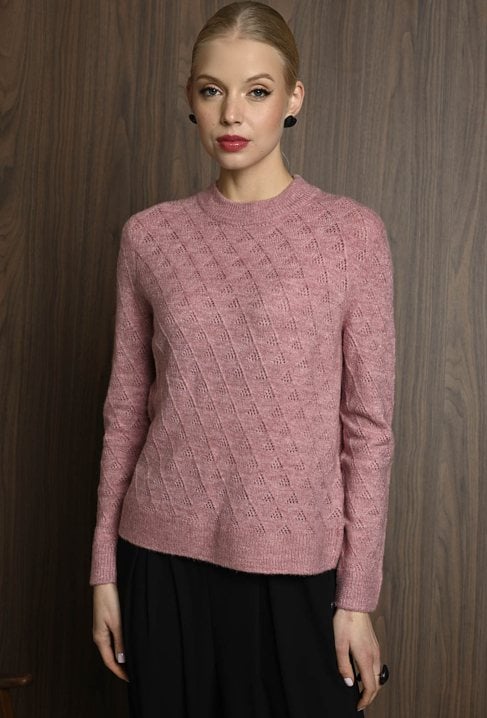 Puszysty sweter z ozdobnym splotem