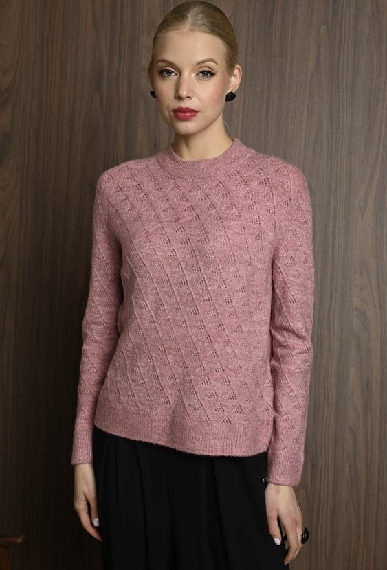 Puszysty sweter z ozdobnym splotem