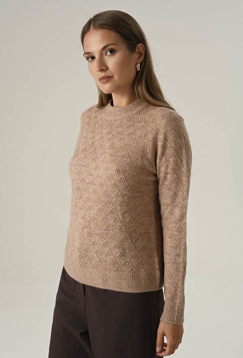 Puszysty sweter z ozdobnym splotem