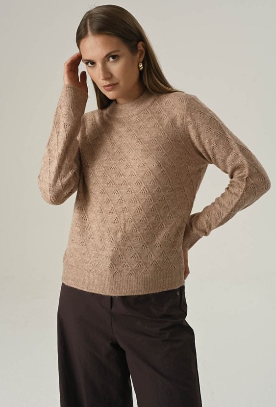 Puszysty sweter z ozdobnym splotem