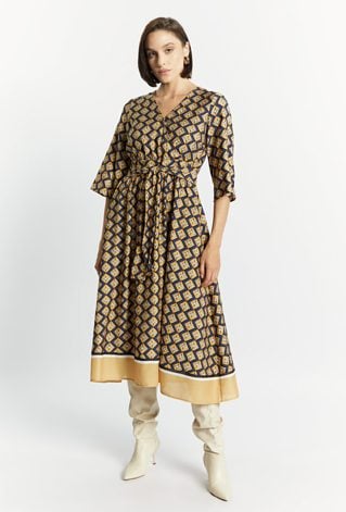 Wzorzysta sukienka z wiązaniem