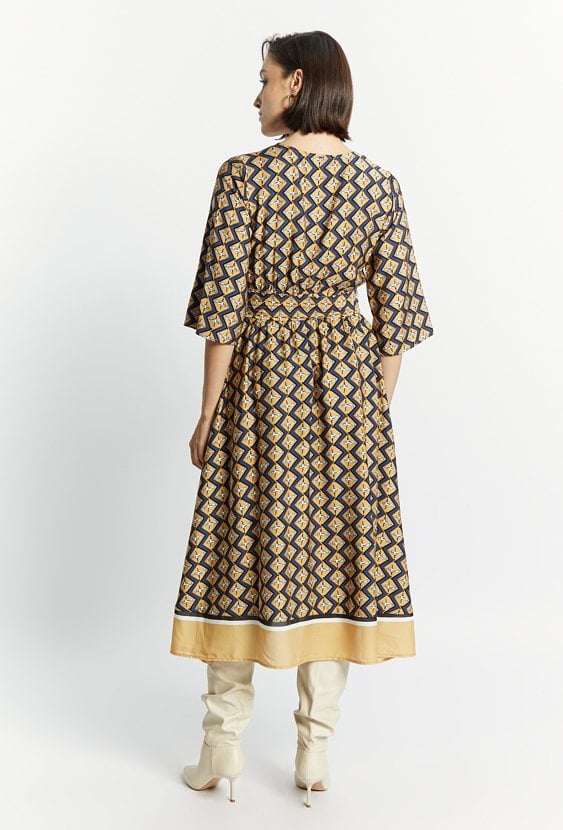 Wzorzysta sukienka z wiązaniem