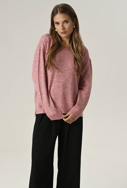 Różowy sweter z miękkiej przędzy