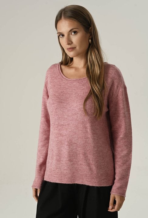 Różowy sweter z miękkiej przędzy