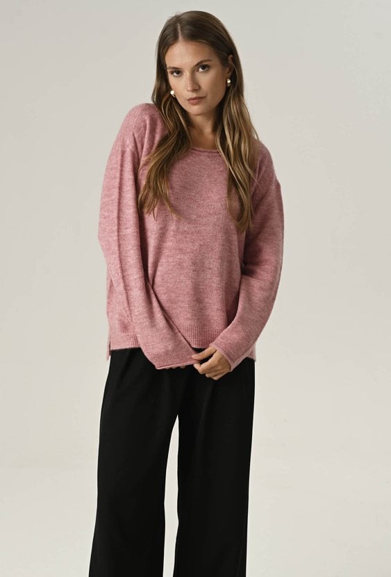 Różowy sweter z miękkiej przędzy
