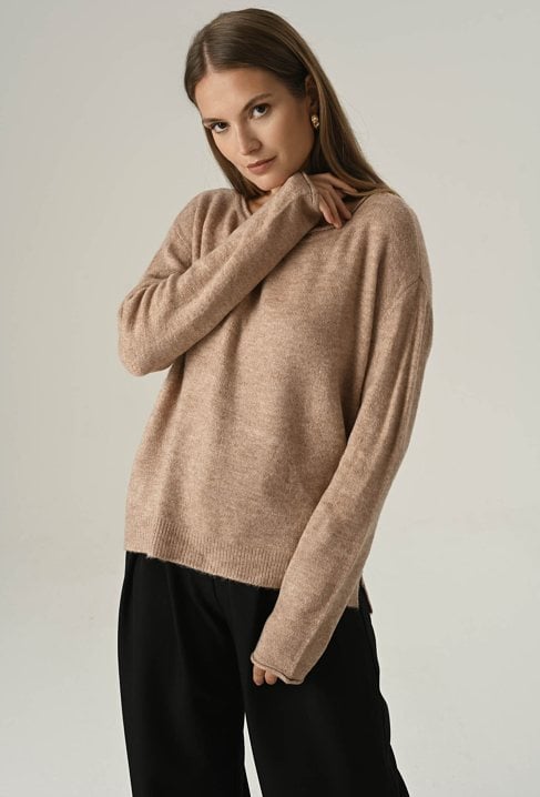 Brązowy sweter z miękkiej przędzy