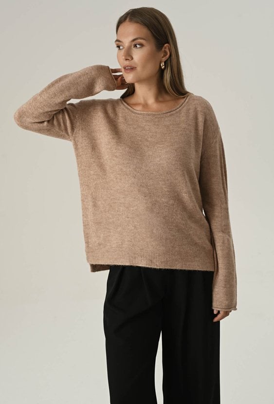 Brązowy sweter z miękkiej przędzy