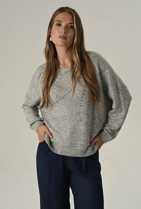Szary sweter z perłami