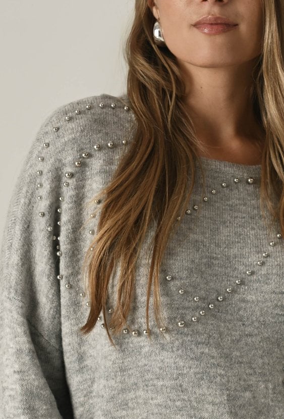 Szary sweter z perłami