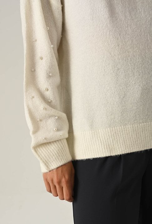 Sweter z ozdobnymi perłami