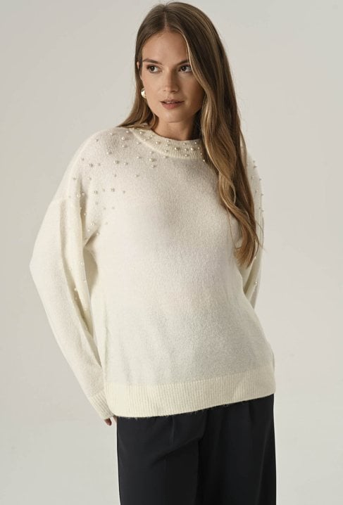 Sweter z ozdobnymi perłami