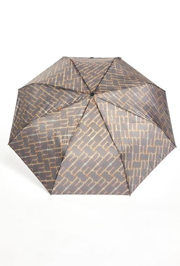 Parasolka z charakterystyczną literą 