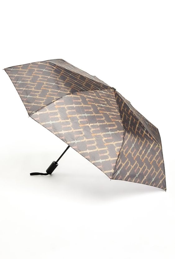 Parasolka z charakterystyczną literą 