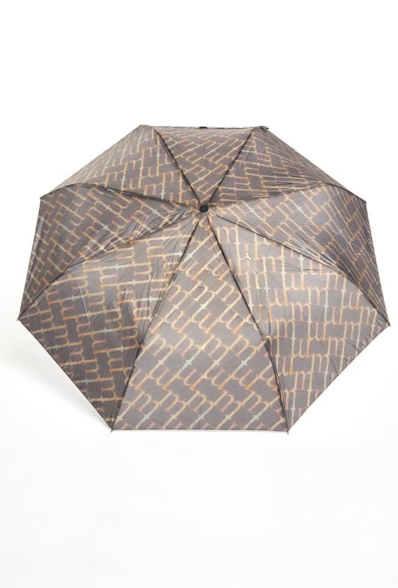 Parasolka z charakterystyczną literą 