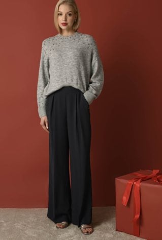 Błękitny sweter z metaliczną nicią