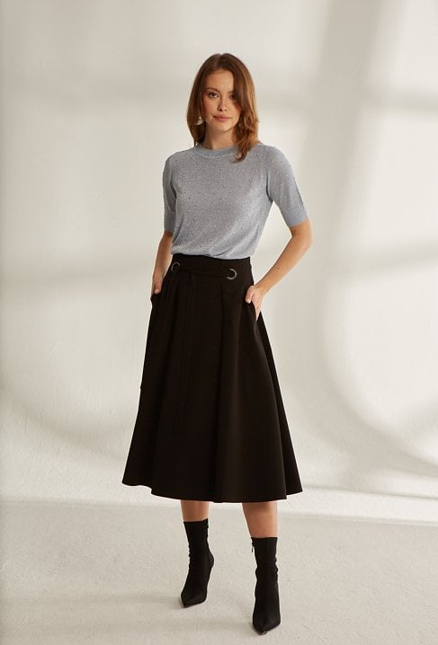 Rozkloszowana spódnica z ozdobnym paskiem