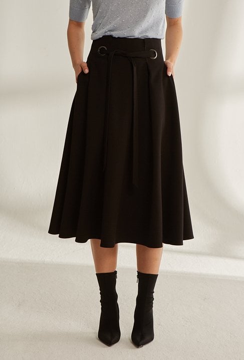 Rozkloszowana spódnica z ozdobnym paskiem