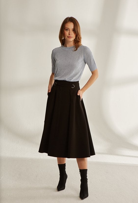 Rozkloszowana spódnica z ozdobnym paskiem