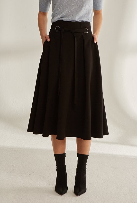 Rozkloszowana spódnica z ozdobnym paskiem