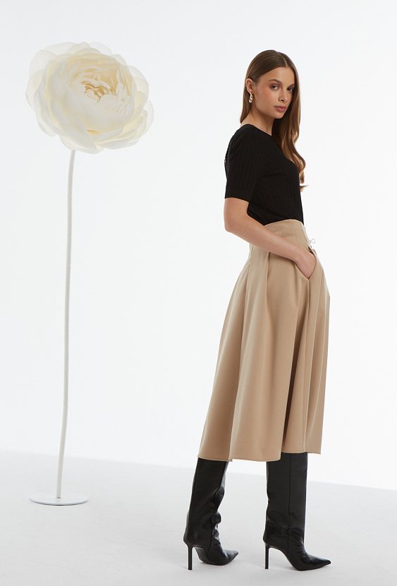 Rozkloszowana spódnica z ozdobnym paskiem