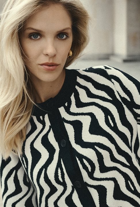 Kardigan w kontrastowy wzór z wiskozą