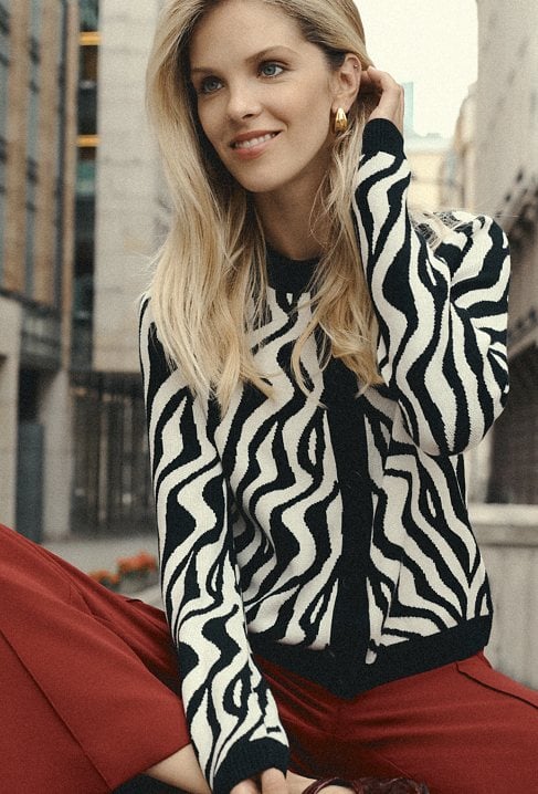 Kardigan w kontrastowy wzór z wiskozą