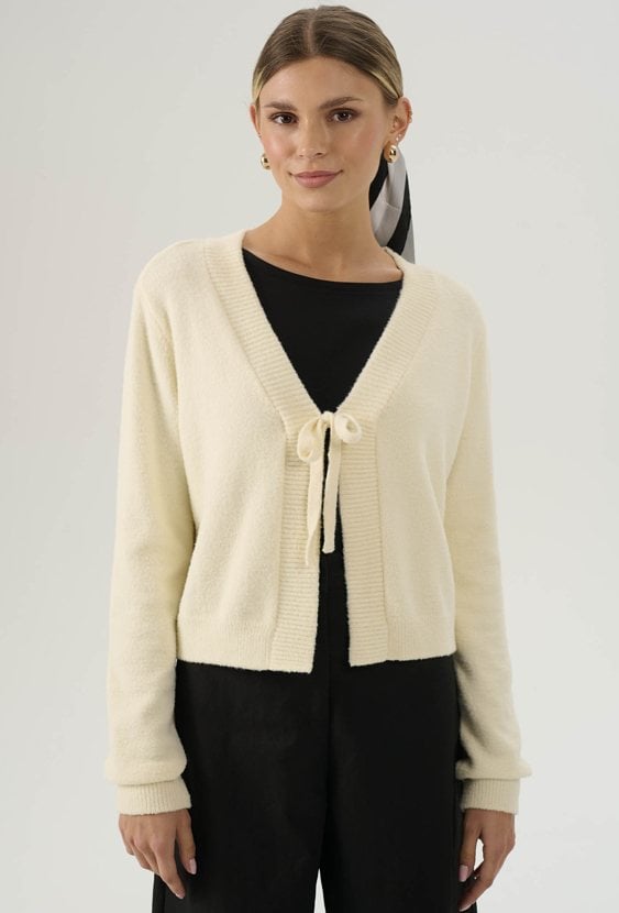 Puszysty sweter z wiązaniem