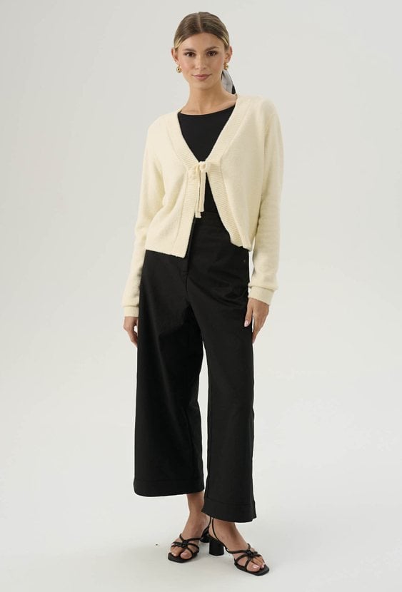 Puszysty sweter z wiązaniem