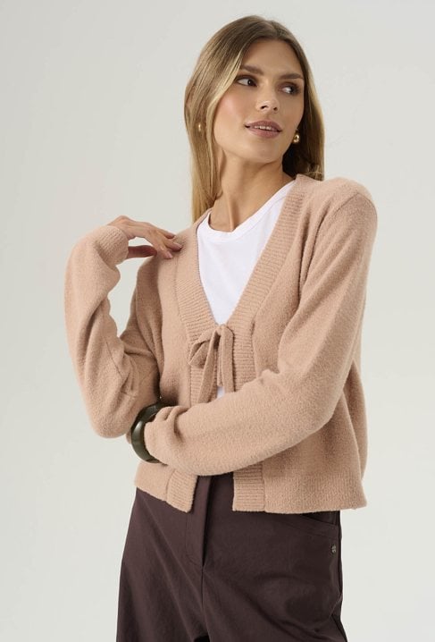 Puszysty sweter z wiązaniem