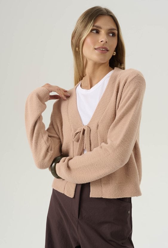 Puszysty sweter z wiązaniem