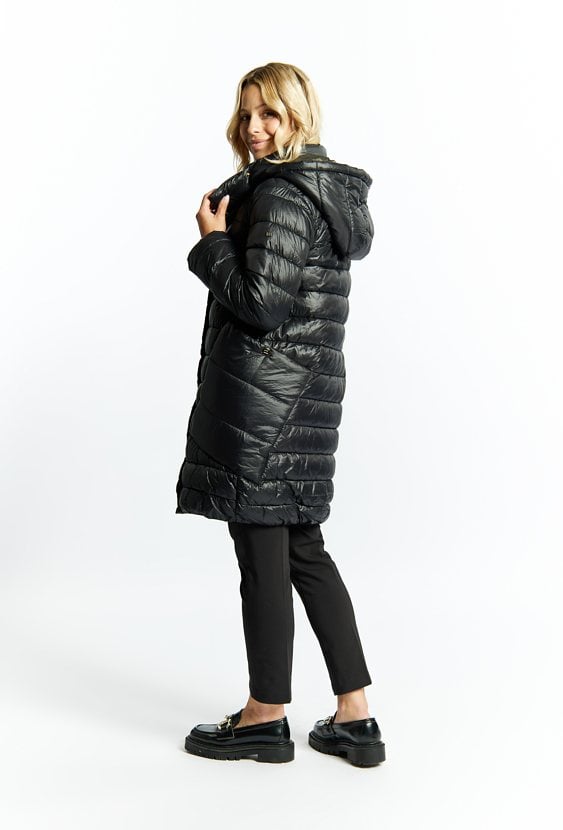 Pikowany płaszcz z kapturem