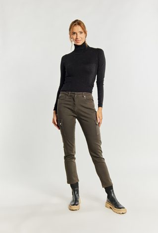 Materiałowe spodnie z kieszeniami