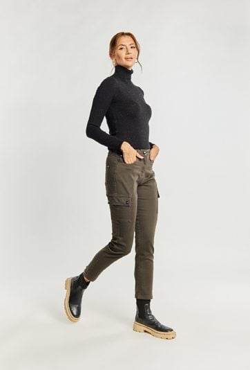 Materiałowe spodnie z kieszeniami