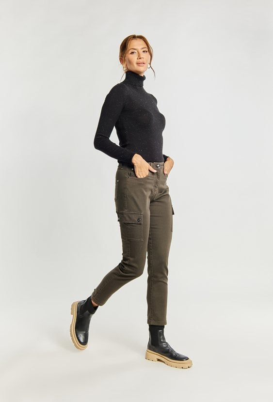 Materiałowe spodnie z kieszeniami