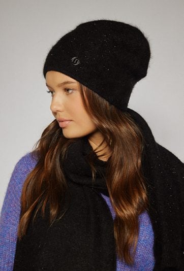 Czapka damska z błyszczącymi akcentami