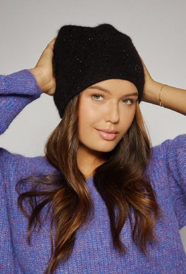 Czapka damska z błyszczącymi akcentami