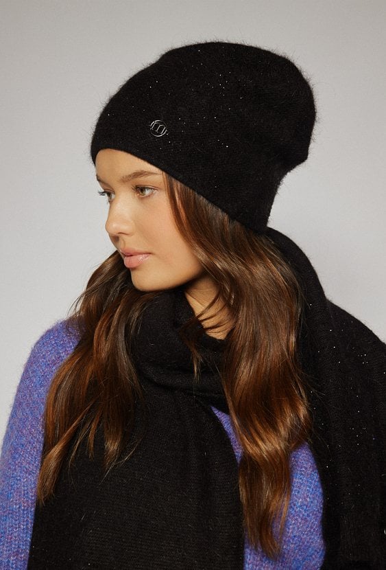 Czapka damska z błyszczącymi akcentami