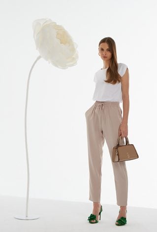 Beżowe spodnie typu chinosy
